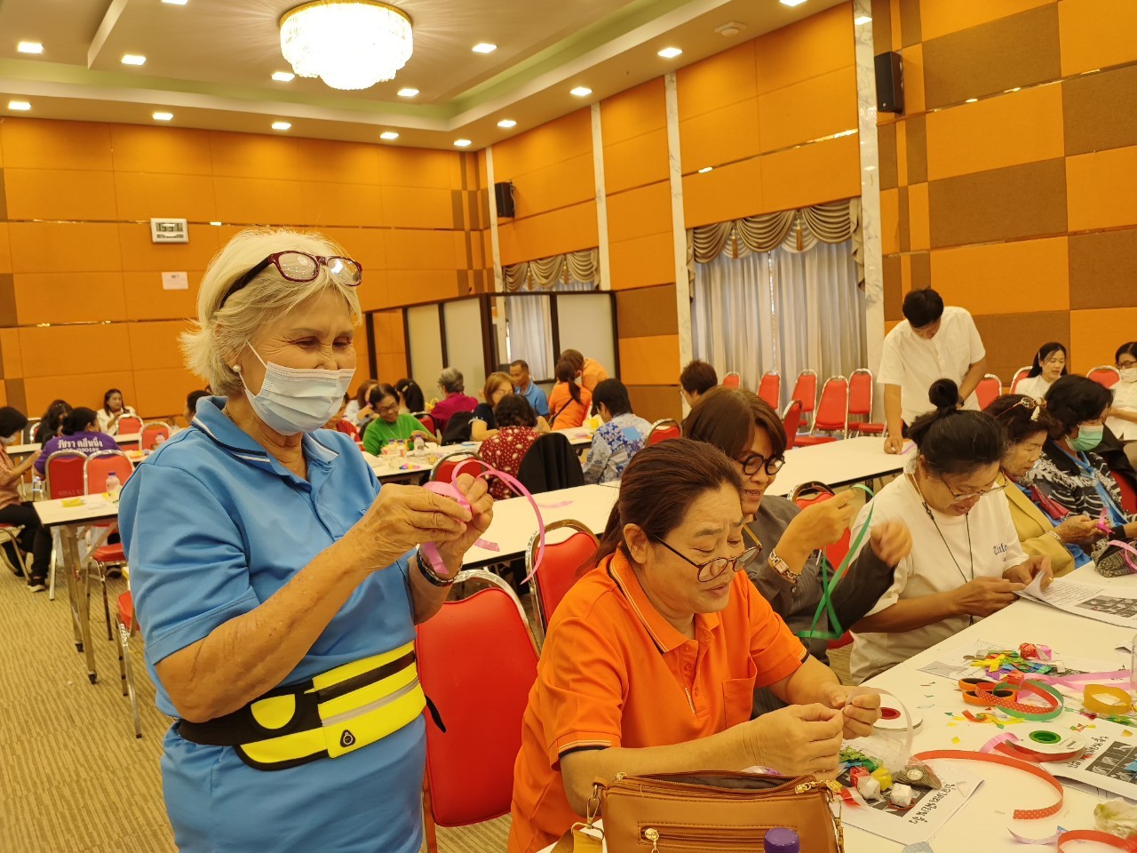 ปราชญ์ชาวบ้าน คุณปวรรัตน์ ฝ่ายคำตา พับเหรียญโปรยทาน