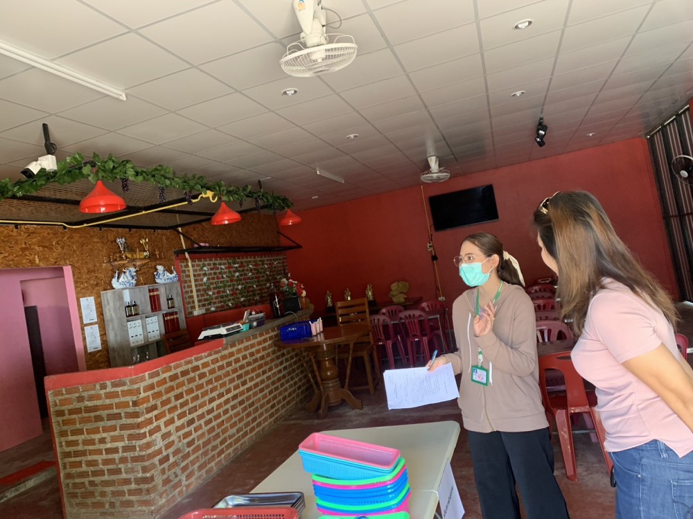 วันที่ 15 กุมภาพันธ์ 2568 เจ้าหน้าที่ผู้รับผิดชอบงานสุขาภิบาล กองสาธารณสุขและสิ่งแวดล้อม ออกตรวจให้คำแนะนำสุขลักษณะร้านจำหน่ายอาหารในเขตพื้นที่เทศบาลนครแม่สอด 