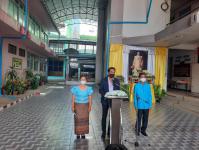 ผู้อำนวยการกองการศึกษาแจกทุนปัจจัยพื้นฐานนักเรียนยากจน ตามนโยบายของรัฐบาล 