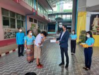 ผู้อำนวยการกองการศึกษาแจกทุนปัจจัยพื้นฐานนักเรียนยากจน ตามนโยบายของรัฐบาล 