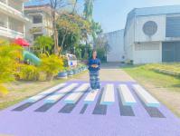 โรงเรียนเทศบาลวัดดอนแก้ว สังกัดกองการศึกษา เทศบาลนครแม่สอด ได้ดำเนินการจัดทำทางม้าลาย 3 มิติ เพื่อเป็นแหล่งเรียนรู้เกี่ยวกับกฎหมายจราจร การป้องกันตนเองในการข้ามถนน