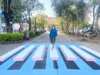 โรงเรียนเทศบาลวัดดอนแก้ว สังกัดกองการศึกษา เทศบาลนครแม่สอด ได้ดำเนินการจัดทำทางม้าลาย 3 มิติ เพื่อเป็นแหล่งเรียนรู้เกี่ยวกับกฎหมายจราจร การป้องกันตนเองในการข้ามถนน