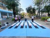 โรงเรียนเทศบาลวัดดอนแก้ว สังกัดกองการศึกษา เทศบาลนครแม่สอด ได้ดำเนินการจัดทำทางม้าลาย 3 มิติ เพื่อเป็นแหล่งเรียนรู้เกี่ยวกับกฎหมายจราจร การป้องกันตนเองในการข้ามถนน