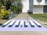 โรงเรียนเทศบาลวัดดอนแก้ว สังกัดกองการศึกษา เทศบาลนครแม่สอด ได้ดำเนินการจัดทำทางม้าลาย 3 มิติ เพื่อเป็นแหล่งเรียนรู้เกี่ยวกับกฎหมายจราจร การป้องกันตนเองในการข้ามถนน