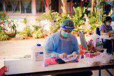 นายพีระ วงค์หมอ ผู้อำนวยการกองการศึกษา ลงพื้นที่ตรวจความเรียบร้อยการฉีดวัคซีนสำหรับนักเรียนอายุ 5-11 ปี