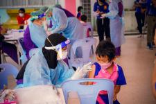 นายพีระ วงค์หมอ ผู้อำนวยการกองการศึกษา ลงพื้นที่ตรวจความเรียบร้อยการฉีดวัคซีนสำหรับนักเรียนอายุ 5-11 ปี