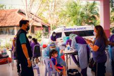 นายพีระ วงค์หมอ ผู้อำนวยการกองการศึกษา ลงพื้นที่ตรวจความเรียบร้อยการฉีดวัคซีนสำหรับนักเรียนอายุ 5-11 ปี