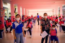 นายพีระ วงค์หมอ ผู้อำนวยการกองการศึกษา ลงพื้นที่ตรวจความเรียบร้อยการฉีดวัคซีนสำหรับนักเรียนอายุ 5-11 ปี