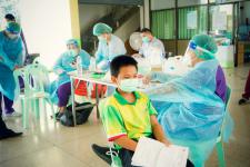 นายพีระ วงค์หมอ ผู้อำนวยการกองการศึกษา ลงพื้นที่ตรวจความเรียบร้อยการฉีดวัคซีนสำหรับนักเรียนอายุ 5-11 ปี โรงเรียนเทศบาลวัดมณีไพรสณฑ์