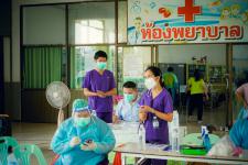 นายพีระ วงค์หมอ ผู้อำนวยการกองการศึกษา ลงพื้นที่ตรวจความเรียบร้อยการฉีดวัคซีนสำหรับนักเรียนอายุ 5-11 ปี โรงเรียนเทศบาลวัดมณีไพรสณฑ์