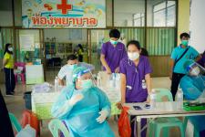 นายพีระ วงค์หมอ ผู้อำนวยการกองการศึกษา ลงพื้นที่ตรวจความเรียบร้อยการฉีดวัคซีนสำหรับนักเรียนอายุ 5-11 ปี โรงเรียนเทศบาลวัดมณีไพรสณฑ์