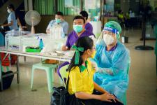 นายพีระ วงค์หมอ ผู้อำนวยการกองการศึกษา ลงพื้นที่ตรวจความเรียบร้อยการฉีดวัคซีนสำหรับนักเรียนอายุ 5-11 ปี โรงเรียนเทศบาลวัดมณีไพรสณฑ์