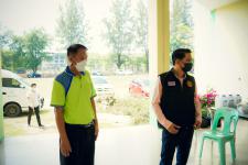 นายพีระ วงค์หมอ ผู้อำนวยการกองการศึกษา ลงพื้นที่ตรวจความเรียบร้อยการฉีดวัคซีนสำหรับนักเรียนอายุ 5-11 ปี โรงเรียนเทศบาลวัดมณีไพรสณฑ์