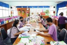 นายพีระ วงค์หมอ ผู้อำนวยการกองการศึกษา ลงเดือนผู้บริหารสถานศึกษาในสังกัดเทศบาลนครแม่สอด