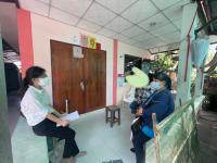 ตรวจสอบข้อมูลครัวเรือนเป้าหมาย TPMAP ร่วมกับทีมพี่เลี้ยงในชุมชนแม่สอดวิลล่า, บัวคูณ, ร่วมแรงและปู่แดง เพื่อร่วมกันวิเคราะห์จัดทำแผนครัวเรือน