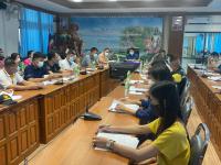 ประชุมศูนย์อำนวยการปฏิบัติการขจัดความยากจนและพัฒนาคนทุกช่วงวัยอย่างยั่งยืนตามหลักปรัชญาของเศรษฐกิจพอเพียงระดับอำเภอ ณ ห้องประชุมที่ว่าการอำเภอแม่สอด