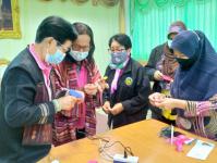 โครงการฝึกอาชีพให้ความรู้ชุมชนในเขตเทศบาลนครแม่สอดระยะยาว ประจำปีงบประมาณ 2564 หลักสูตรที่ 1 ดอกไม้ประดิษฐ์จากริบบิ้นผ้า