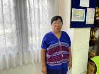 คุณทองใบ ยะคำนะ หัวหน้ากลุ่มผู้สูงอายุชุมชนประชารักษ์ ปราชญ์เรื่องการนำสมุนไพรไทยท้องถิ่นมาแปลรูปเป็นผลิตภัณฑ์ สบู่สมุนไพร และน้ำยาล้างจาน