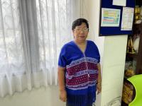 คุณทองใบ ยะคำนะ หัวหน้ากลุ่มผู้สูงอายุชุมชนประชารักษ์ ปราชญ์เรื่องการนำสมุนไพรไทยท้องถิ่นมาแปลรูปเป็นผลิตภัณฑ์ สบู่สมุนไพร และน้ำยาล้างจาน