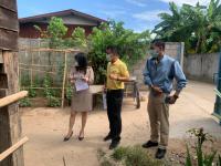 เจ้าหน้าที่กองช่างและกองสวัสดิการสังคมเข้าพื้นที่ตรวจสอบพื้นที่เพื่อปรับสภาพที่อยู่อาศัยของผู้สูงอายุ