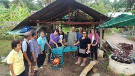 คุณมงคล เกียรติวงษ์ ผู้สูงอายุชุมชนอินทรคีรี ปราชญ์เรื่อง เตาถ่านชีวภาพ