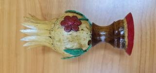 คุณไพรฑูรย์ อินต๊ะสงค์ ผู้สูงอายุชุมชนสันต้นปิน ปราชญ์เรื่องการนำเศษวัสดุจากธรรมชาติที่หาได้จากท้องถิ่นมาแปลรูปเป็นผลิตภัณฑ์ ข้าวของเครื่องใช้จากกะลามะพร้าว