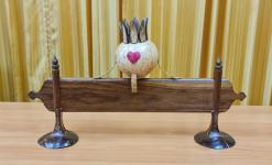 คุณไพรฑูรย์ อินต๊ะสงค์ ผู้สูงอายุชุมชนสันต้นปิน ปราชญ์เรื่องการนำเศษวัสดุจากธรรมชาติที่หาได้จากท้องถิ่นมาแปลรูปเป็นผลิตภัณฑ์ ข้าวของเครื่องใช้จากกะลามะพร้าว