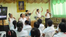 คุณไพรฑูรย์ อินต๊ะสงค์ ผู้สูงอายุชุมชนสันต้นปิน ปราชญ์เรื่องการนำเศษวัสดุจากธรรมชาติที่หาได้จากท้องถิ่นมาแปลรูปเป็นผลิตภัณฑ์ ข้าวของเครื่องใช้จากกะลามะพร้าว