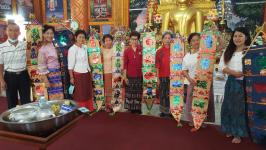 คุณอัมพร แสงราช ผู้สูงอายุชุมชนสองแคว1 ปราชญ์เรื่อง สานใบมะพร้าว และจัดทำตุง