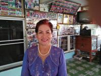 คุณอัมพร แสงราช ผู้สูงอายุชุมชนสองแคว1 ปราชญ์เรื่อง สานใบมะพร้าว และจัดทำตุง