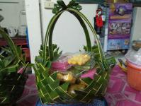 คุณอัมพร แสงราช ผู้สูงอายุชุมชนสองแคว1 ปราชญ์เรื่อง สานใบมะพร้าว และจัดทำตุง