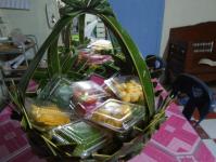 คุณอัมพร แสงราช ผู้สูงอายุชุมชนสองแคว1 ปราชญ์เรื่อง สานใบมะพร้าว และจัดทำตุง