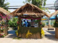 คุณอัมพร แสงราช ผู้สูงอายุชุมชนสองแคว1 ปราชญ์เรื่อง สานใบมะพร้าว และจัดทำตุง