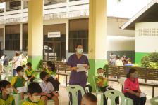 ผู้อำนวยการกองการศึกษา ลงพื้นที่ตรวจความเรียบร้อยการฉีดวัคซีนเข็มที่ 2 สำหรับนักเรียนอายุ 5-11 ปี โรงเรียนเทศบาลวัดมณีไพรสณฑ์