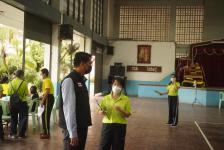 ผู้อำนวยการกองการศึกษา ลงพื้นที่ตรวจความเรียบร้อยการฉีดวัคซีนเข็มที่ 2 สำหรับนักเรียนอายุ 5-11 ปี โรงเรียนเทศบาลวัดมณีไพรสณฑ์