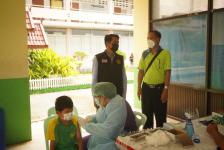 ผู้อำนวยการกองการศึกษา ลงพื้นที่ตรวจความเรียบร้อยการฉีดวัคซีนเข็มที่ 2 สำหรับนักเรียนอายุ 5-11 ปี โรงเรียนเทศบาลวัดมณีไพรสณฑ์