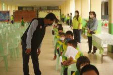 ผู้อำนวยการกองการศึกษา ลงพื้นที่ตรวจความเรียบร้อยการฉีดวัคซีนเข็มที่ 2 สำหรับนักเรียนอายุ 5-11 ปี โรงเรียนเทศบาลวัดมณีไพรสณฑ์