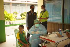 ผู้อำนวยการกองการศึกษา ลงพื้นที่ตรวจความเรียบร้อยการฉีดวัคซีนเข็มที่ 2 สำหรับนักเรียนอายุ 5-11 ปี โรงเรียนเทศบาลวัดมณีไพรสณฑ์