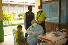 ผู้อำนวยการกองการศึกษา ลงพื้นที่ตรวจความเรียบร้อยการฉีดวัคซีนเข็มที่ 2 สำหรับนักเรียนอายุ 5-11 ปี โรงเรียนเทศบาลวัดมณีไพรสณฑ์