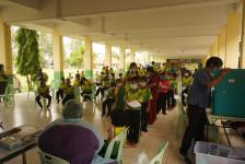 ผู้อำนวยการกองการศึกษา ลงพื้นที่ตรวจความเรียบร้อยการฉีดวัคซีนเข็มที่ 2 สำหรับนักเรียนอายุ 5-11 ปี โรงเรียนเทศบาลวัดมณีไพรสณฑ์