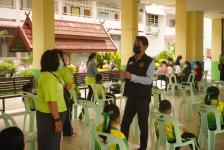 ผู้อำนวยการกองการศึกษา ลงพื้นที่ตรวจความเรียบร้อยการฉีดวัคซีนเข็มที่ 2 สำหรับนักเรียนอายุ 5-11 ปี โรงเรียนเทศบาลวัดมณีไพรสณฑ์