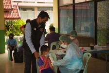 ผู้อำนวยการกองการศึกษา ลงพื้นที่ตรวจความเรียบร้อยการฉีดวัคซีนเข็มที่ 2 สำหรับนักเรียนอายุ 5-11 ปี โรงเรียนเทศบาลวัดมณีไพรสณฑ์