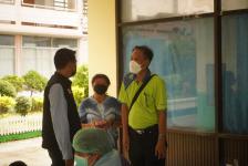 ผู้อำนวยการกองการศึกษา ลงพื้นที่ตรวจความเรียบร้อยการฉีดวัคซีนเข็มที่ 2 สำหรับนักเรียนอายุ 5-11 ปี โรงเรียนเทศบาลวัดมณีไพรสณฑ์