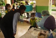 ผู้อำนวยการกองการศึกษา ลงพื้นที่ตรวจความเรียบร้อยการฉีดวัคซีนเข็มที่ 2 สำหรับนักเรียนอายุ 5-11 ปี โรงเรียนเทศบาลวัดมณีไพรสณฑ์