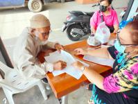 งานส่งเสริมและสวัสดิการสังคม ได้ออกบริการประชาชนโดยการแจกเบี้ยยังชีพผู้สูงอายุ ผู้พิการ ณ ที่ทำการชุมชนแต่ละชุมชน ทั้ง 20ชุมชน