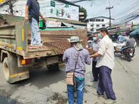 ออกดำเนินการเปลี่ยนฝาท่อระบายน้ำชำรุด บริเวณแยกตลาดสดพาเจริญ