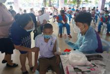 เทศบาลนครแม่สอดจัดบริการฉีดวัคซีนเข็มที่ 2 สำหรับนักเรียนอายุ 5-11 ปี ณ โรงเรียนเทศบาลวัดชุมพลคีรี