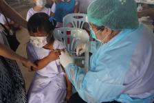 เทศบาลนครแม่สอดจัดบริการฉีดวัคซีนเข็มที่ 2 สำหรับนักเรียนอายุ 5-11 ปี ณ โรงเรียนเทศบาลวัดชุมพลคีรี