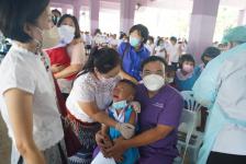 เทศบาลนครแม่สอดจัดบริการฉีดวัคซีนเข็มที่ 2 สำหรับนักเรียนอายุ 5-11 ปี ณ โรงเรียนเทศบาลวัดชุมพลคีรี