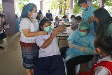 เทศบาลนครแม่สอดจัดบริการฉีดวัคซีนเข็มที่ 2 สำหรับนักเรียนอายุ 5-11 ปี ณ โรงเรียนเทศบาลวัดชุมพลคีรี